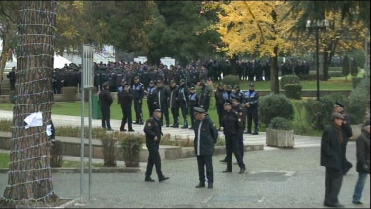 Protesta/Blindohet godina e Kryeministrisë, qindra policë në gadishmëri[FOTO]