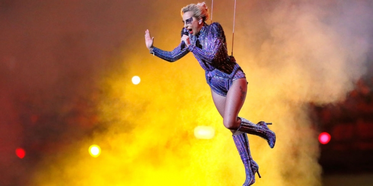 Reagon interneti për barkun e Lady Gaga gjatë shfaqjes së Super Bowl [FOTO]