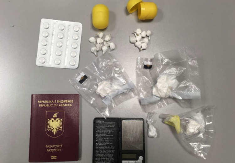 Itali, kokainë e fshehur në vezët Kinder, arrestohet një 31-vjeçar shqiptar që merrej me shpërndarje kokaine, në hetim bashkëshortja 25-vjeçare