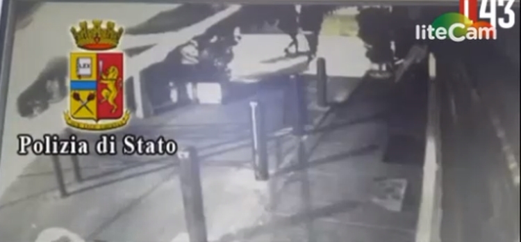 Itali, habiten policët, i gjejnë 14-vjeçarit me origjinë shqiptare 3 kilogramë kokainë në çantë