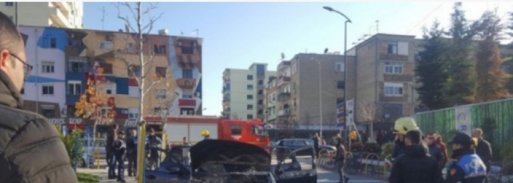Tiranë, një automjet tip “Ford” është përfshirë nga flakët tek zona e “Zogut të Zi”