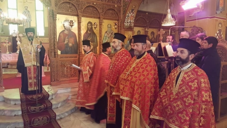 Në Korçë, meshë për bekimin e flamurit, të pranishëm edhe politikanë