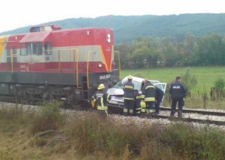 Treni Tiranë-Durrës përplaset me makinën, plagoset 11-vjeçari