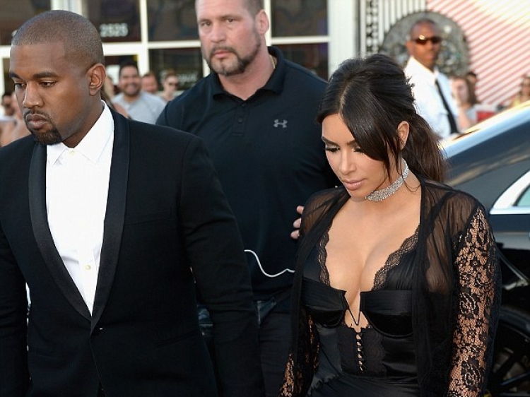 Kim Kardashian “shpërqendron” fansat me gjoksin e saj bombastik