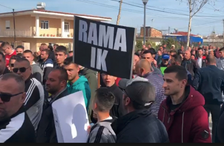 Protestuan në Fier kundër Ramës, në pranga 4 persona, procedohen 41 të tjerë