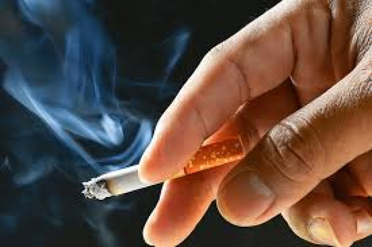 Mos e provoni cigaren, 3 në 5 persona kthehen në duhanpirës të rregullt [VIDEO]