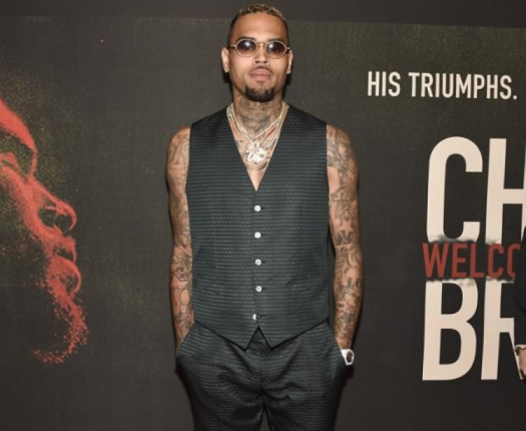 U akuzua për dhunë ndaj femrave, Chris Brown nuk mban më, tallet me fansat: ‘Mos luani me fatin injorantë të shpifur![FOTO]