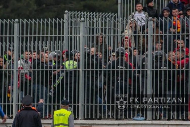 Tifozët protestë para FSHF-së, Partizani me sytë nga vendimi i Apelit