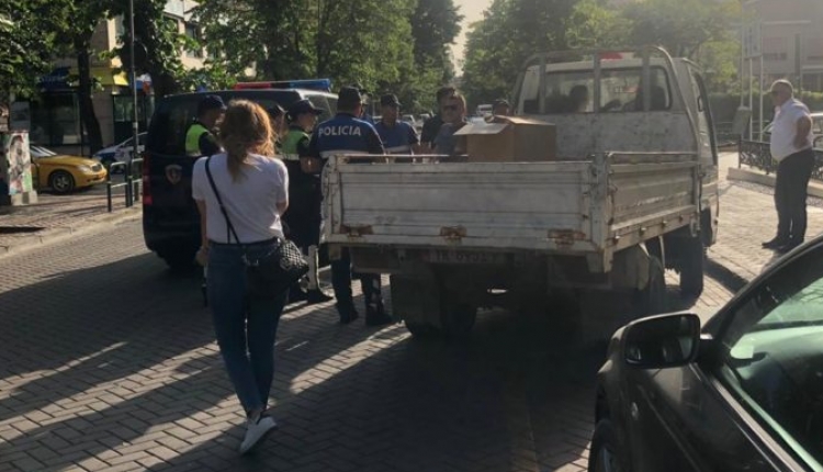 Policia u bllokon flamujt dhe materialet, reagon PD: Edi Rama ka frikë nga protesta