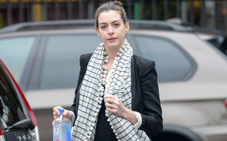 Anne Hathaway lë fansat pa fjalë: Shtatzanë dhe me bikini!