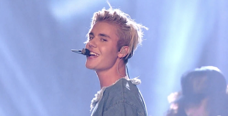 Ndërkohë që të gjithë ishin në MTV VMA, Justin Bieber këndonte karaoke [VIDEO]