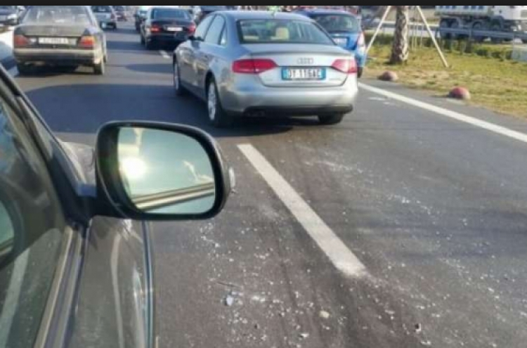 Tiranë, 'BMW' me shpejtësi përplas 'Benz-in' dhe merr para kalimtarët, 4 të plagosur