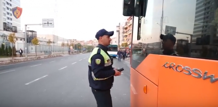 Tapë që në mëngjes! Policia ndalon drejtuesit e urbanëve në kryeqytet [VIDEO]