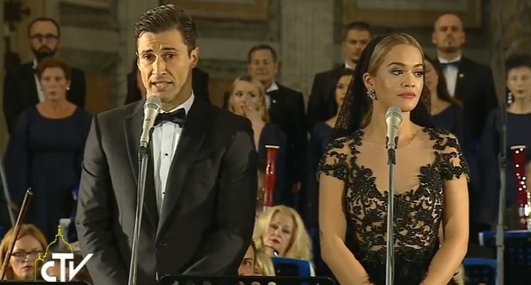 Vatikan, yjet shqiptarë këndojnë e flasin shqip në koncertin kushtuar Nënë Terezës [FOTO / VIDEO]