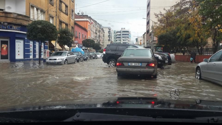 Rreshjet e dendura përmbytin Durrësin [VIDEO]