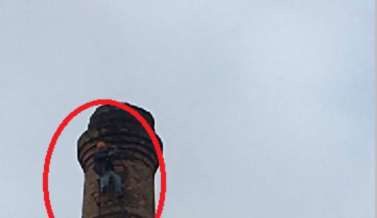 Një naftëtar po tenton vetëvrasjen në majë të oxhakut të rafinerisë [FOTO]