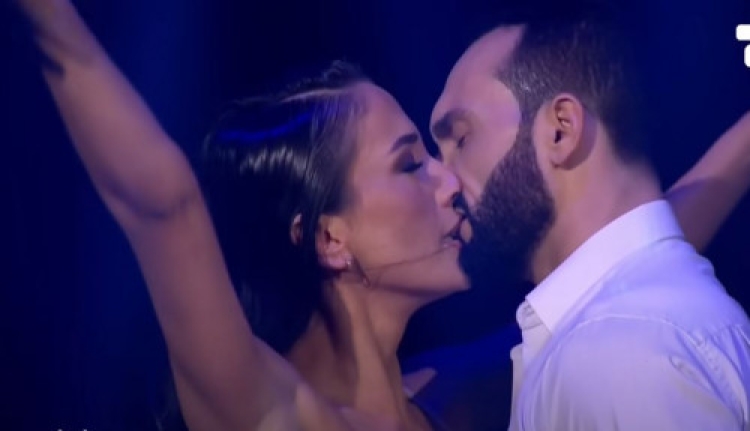 Me një puthje pasionante, Elhaida Dani pranon lidhjen me balerinin e njohur, por ky DETAJ po çudit fansat