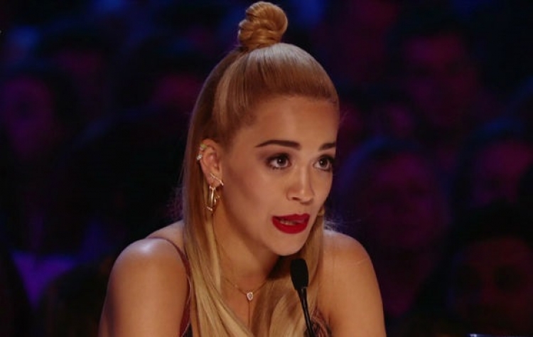 HAHA! Rita Ora poston FOTON në avionin privat, por e ëma e fëlliq para 15 milion personave: Nuk lave ...