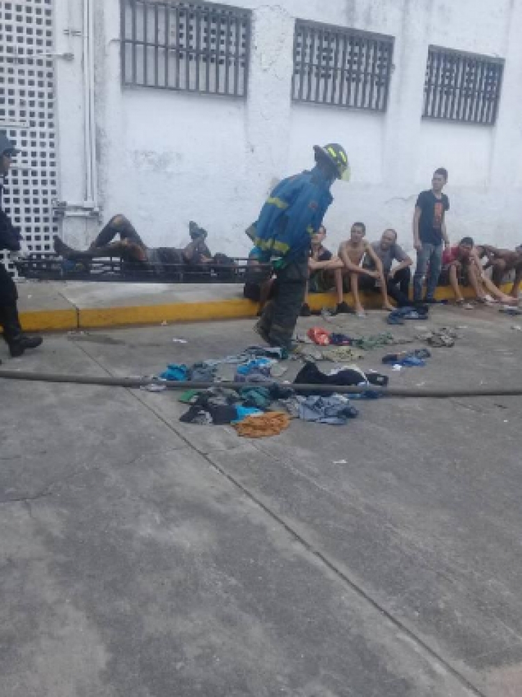 Venezuelë, zjarr në një burg, të burgosurit u vënë flakën dyshekëve 68 viktima