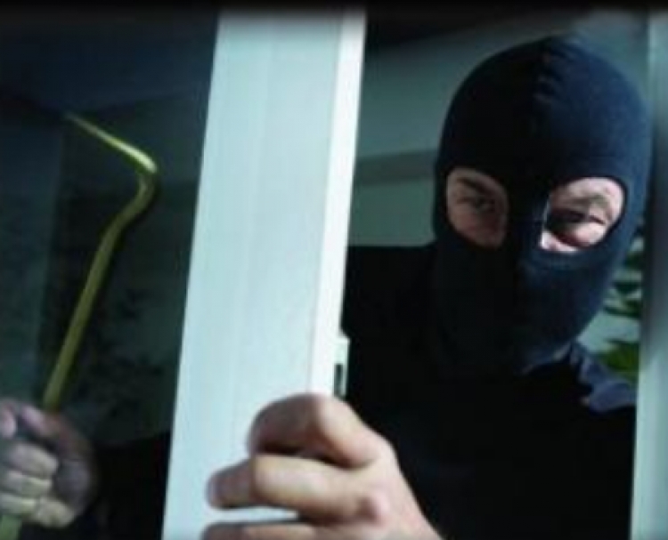 Sarandë, grabisin banesën e 27-vjeçarit, vjedhin 2 milionë lekë të reja