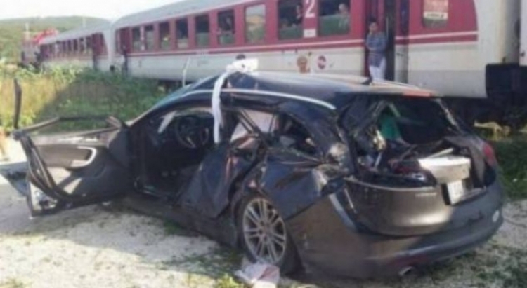 Aksident hekurudhor, treni përplas një makinë, plagoset shoferi
