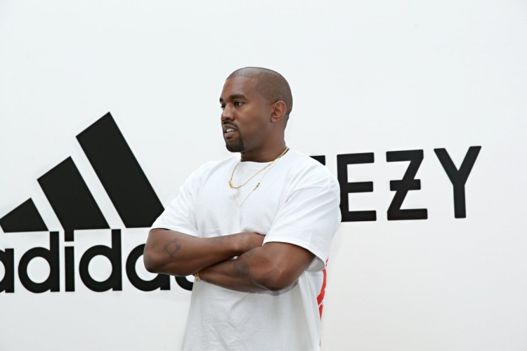 Kanye West nënshkruan një kontratë me shifra marramendëse me Adidas [FOTO]