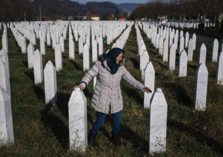 Masakra e Srebrenicës, ku u vranë 8 mijë burra myslimanë, përse dënohet pjesërsisht Holanda?