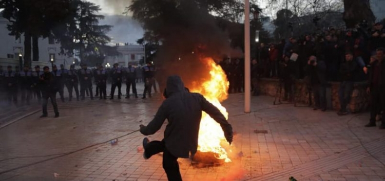 Policia shpëndan protestuesit, përdor gazin lotsjellës