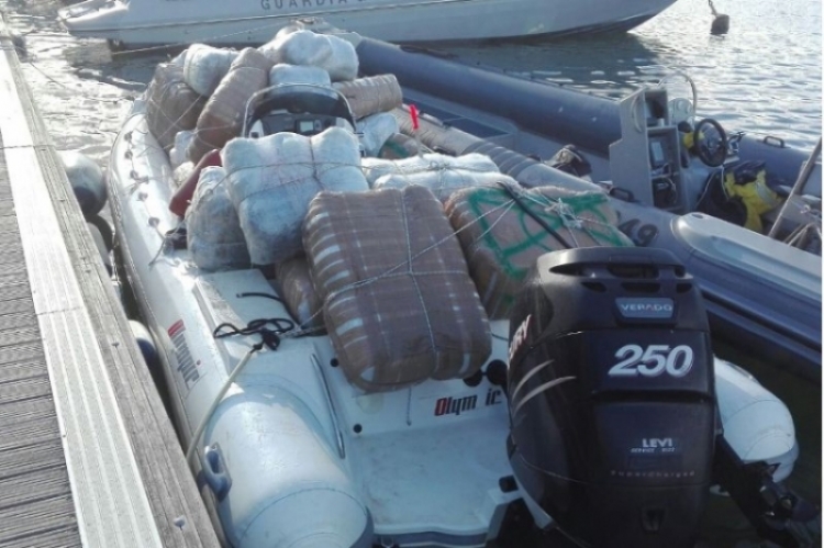 Vlorë, gjendet një gomone me drogë në zonën e Petroliferës