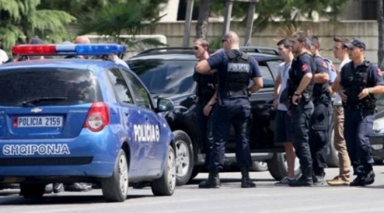 Digjet me benzinë makina e inspektorit të policisë