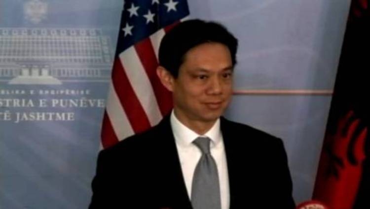 Dialogu, zyrtari i lartë i DASH, Briyan Hoyt Yee : 