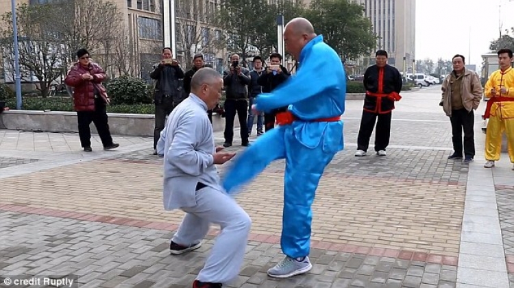 Video shokuese: Mjeshtri i Kung Fu-së godet organet gjenitale pa ndalim e s’ka dhimbje [VIDEO]