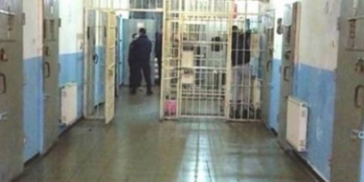 E padëgjuar! Psikologu fuste drogë në burgun e Durrësit