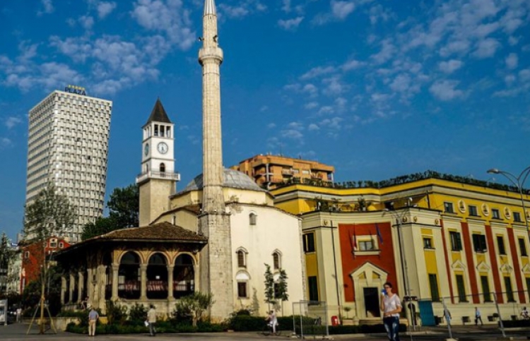 Ndërkohë që të gjithë iu drejtuan plazhit, emigrantët zgjodhën ''Tirana Mahnia'' [FOTO]