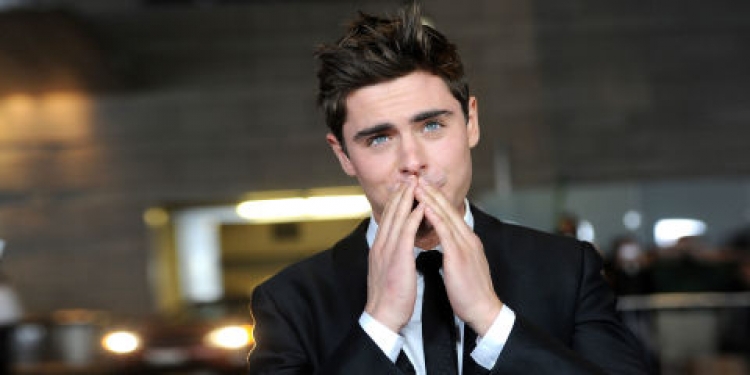 Zac Efron shokon me fizikun e tij