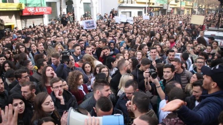 Universiteti i Tiranës mbështet kërkesën e studentëve për përgjysmimin e tarifave të shkollimit
