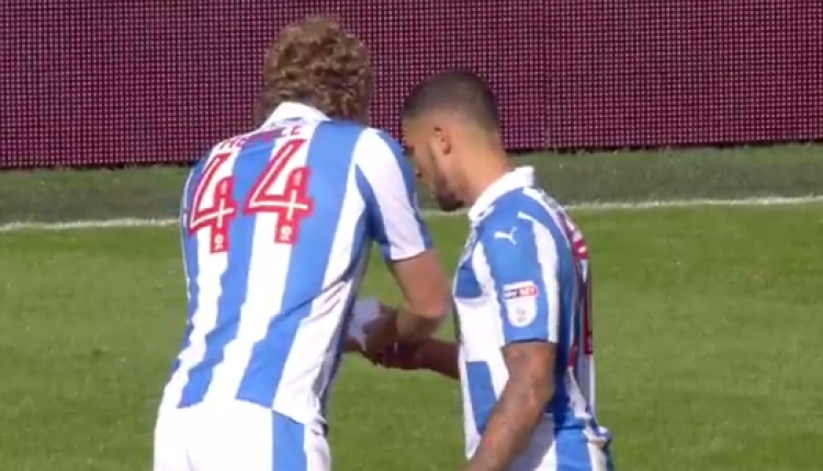 Trajneri u jep letrën e udhëzimeve futbollistëve, ja si e  Trajneri u jep letrën e udhëzimeve futbollistëve, ja si e