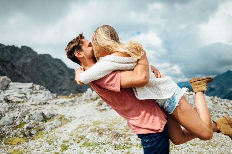 10 pyetje që duhet të bëni para se të bini në dashuri