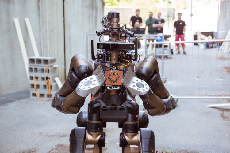 Alex dhe Centaur, dy robotë bashkëveprojnë për ti ardhur në ndihmë njerëzve
