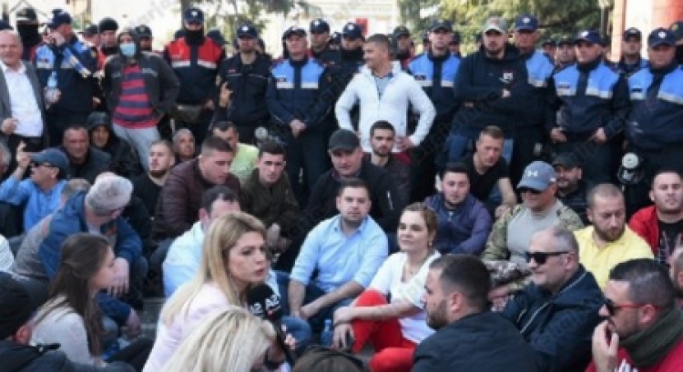 Protestuesit e opozitës largohen nga Parlamenti, shkojnë drejt Drejtorisë së Policisë