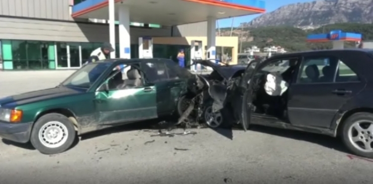 Aksident i rëndë në autostradën Fushë Krujë-Krujë, përplasen tre makina pranë një karburanti