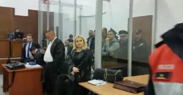 Disa deputetë të opozitës hyjnë në sallën e Gjykatës së Tiranës. Emrat...