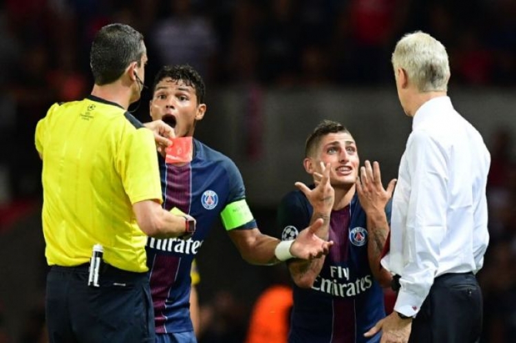Shpërthen Verrati  Messi i tregon gishtin në fytyrë arbitrit, por as e …