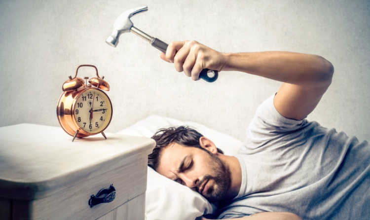 Habit studimi, zbuloni çfarë do të thotë për ju nëse e shtyni alarmin në mëngjes për “një sy gjumë” më shumë
