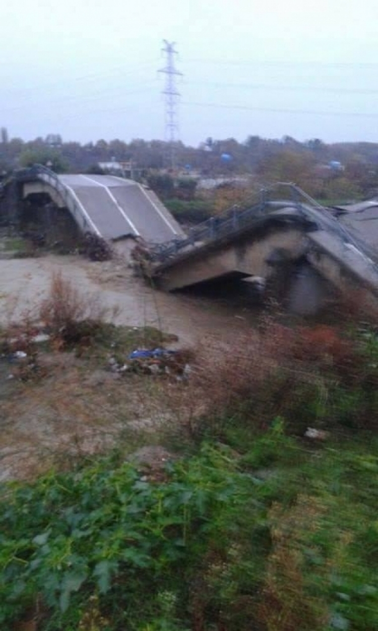 Përmbytje gjatë natës, shembet ura në Mamurras, lumi kërcënon dhjetëra shtëpi