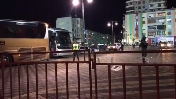 Izraelitët i ndjek tersi, autobusi me futbollistët përplaset me shtyllën [FOTO]