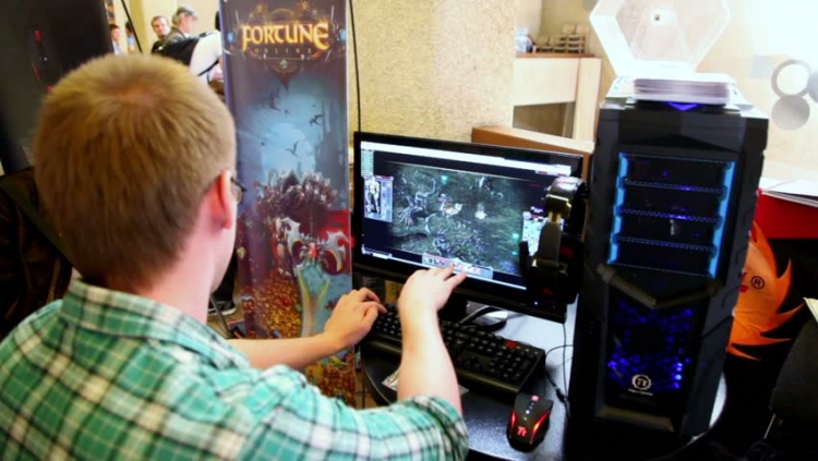 Qeveria ndalon hyrjen e fëmijëve në qendrat e internetit dhe lojërave online
