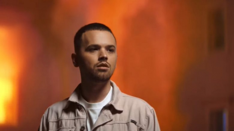 Ylli Limani i thotë 'Të dua' reperes shqiptare në mes të koncertit (VIDEO)