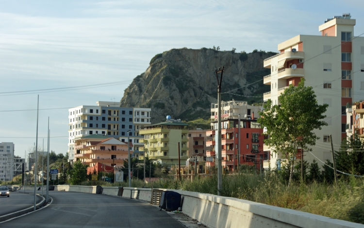 LAJMI I FUNDIT/ Shkëmbi i Kavajës përfshihet nga flakët, 4 zjarrfikëse në vendngjarje