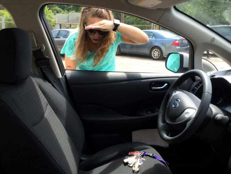Si ta hapni derën e makinës për 30 sekonda kur i keni harruar çelësat brenda [VIDEO]